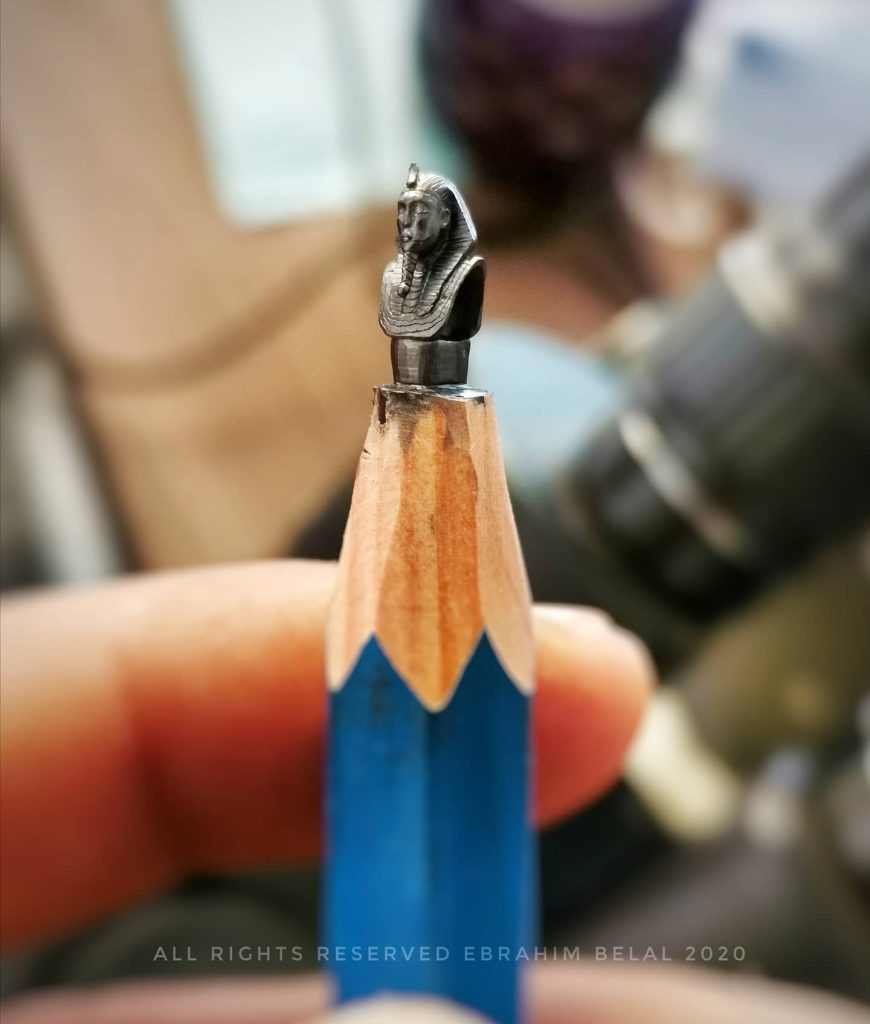 إبراهيم بلال ينحت أبرز الآثار على أقلام الرصاص