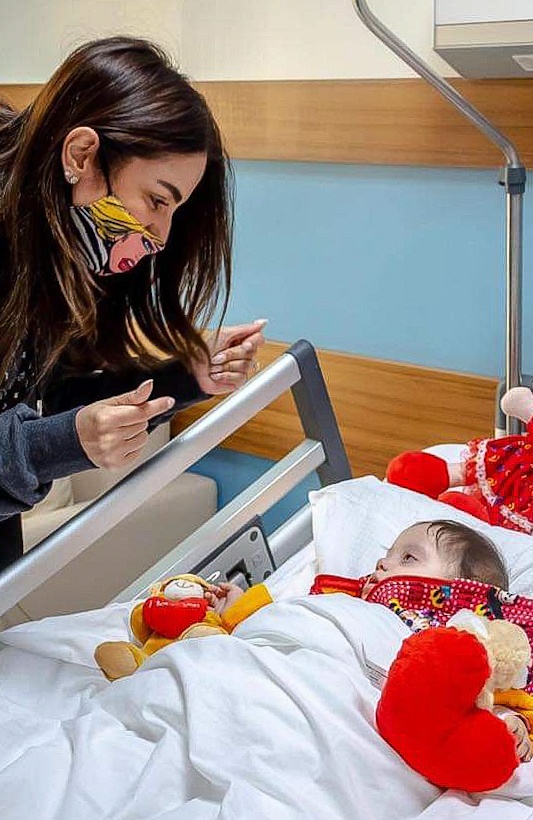 بالصور .. درة تزور مرضى القلب من الأطفال لدعم علاجهم بالمجان