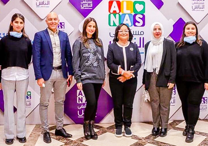 بالصور .. درة تزور مرضى القلب من الأطفال لدعم علاجهم بالمجان