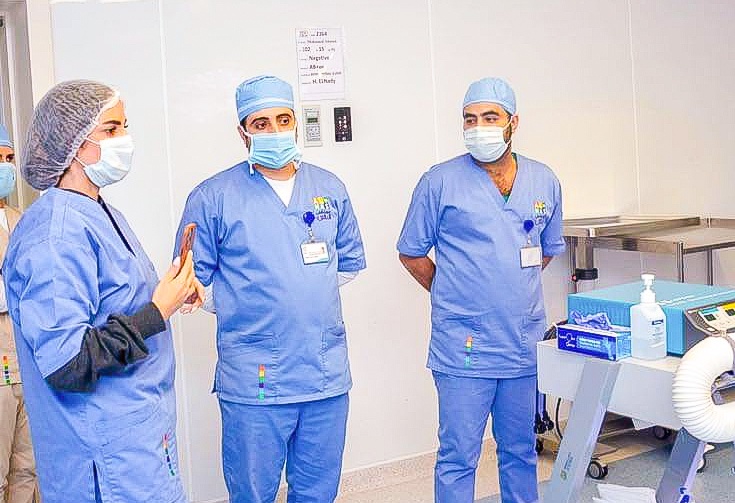 بالصور .. درة تزور مرضى القلب من الأطفال لدعم علاجهم بالمجان