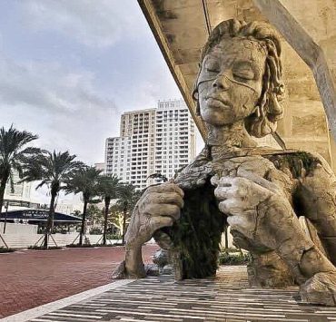 بالصور ..  "النماء"ل دانيال نوبير .. تحصد المزيد من الإعجاب في وصف "قوة وعطاء المرأة" ﻿