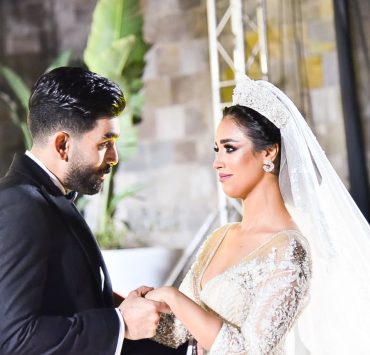 بالصور  .. رنا سماحة وسامر أبو طالب يقدمان "يا أنا يا مفيش" مع تامر حسني ليلة زفافهما بحضور نجوم الأغنية ﻿