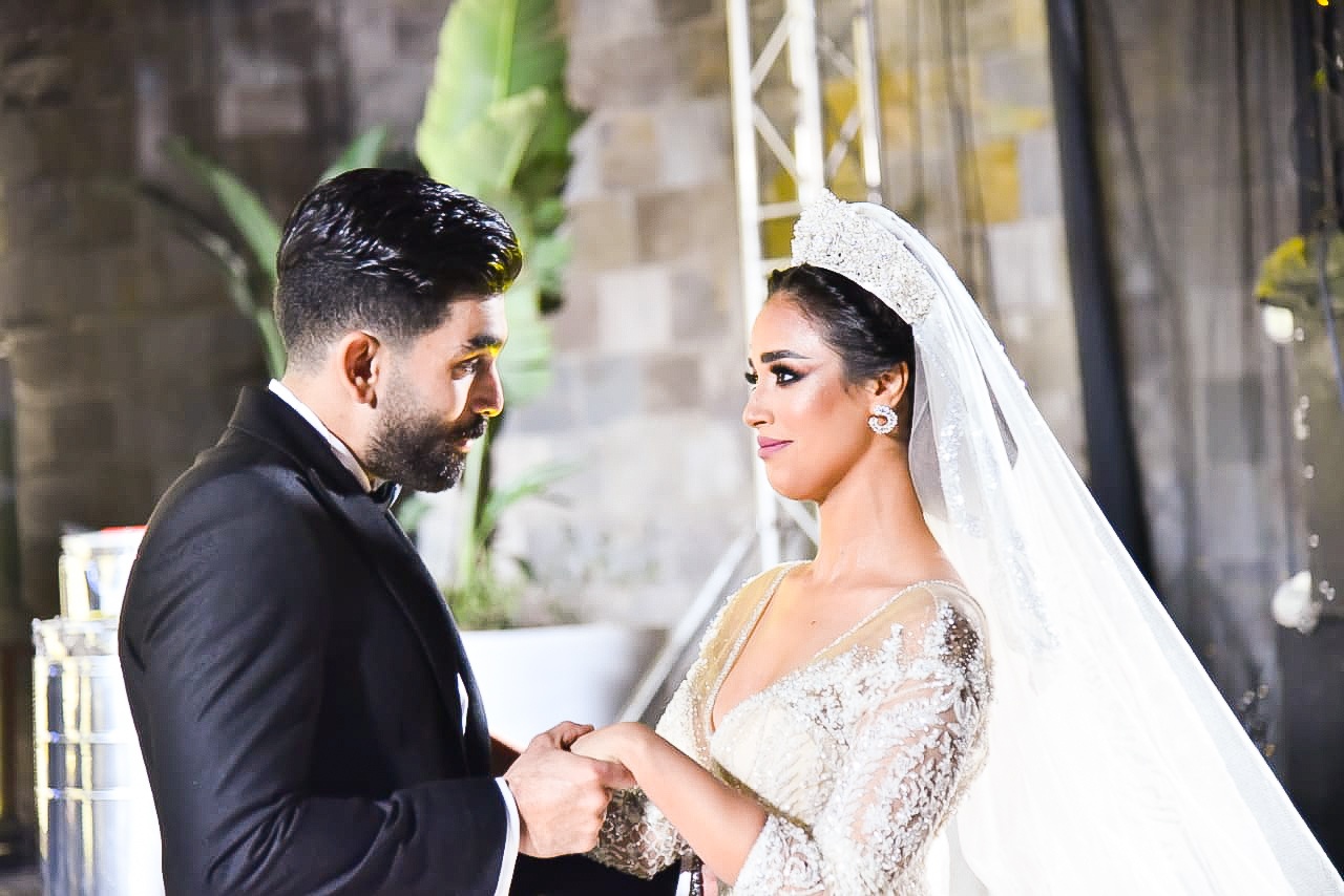 بالصور  .. رنا سماحة وسامر أبو طالب يقدمان "يا أنا يا مفيش" مع تامر حسني ليلة زفافهما بحضور نجوم الأغنية ﻿