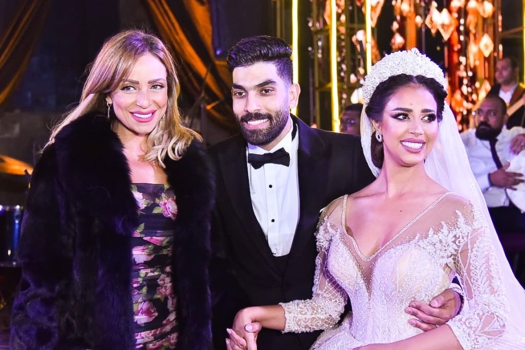 بالصور  .. رنا سماحة وسامر أبو طالب يقدمان "يا أنا يا مفيش" مع تامر حسني ليلة زفافهما بحضور نجوم الأغنية ﻿