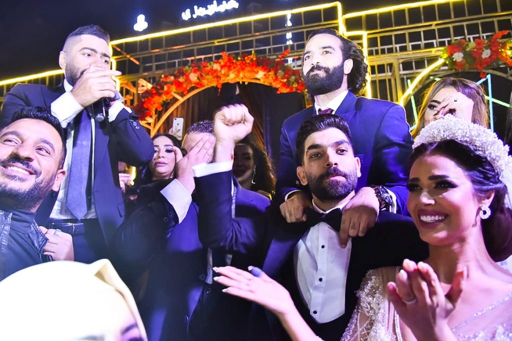 بالصور  .. رنا سماحة وسامر أبو طالب يقدمان "يا أنا يا مفيش" مع تامر حسني ليلة زفافهما بحضور نجوم الأغنية ﻿