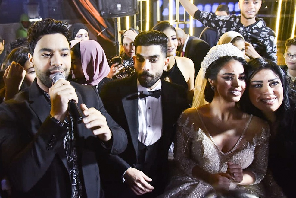 بالصور  .. رنا سماحة وسامر أبو طالب يقدمان "يا أنا يا مفيش" مع تامر حسني ليلة زفافهما بحضور نجوم الأغنية ﻿
