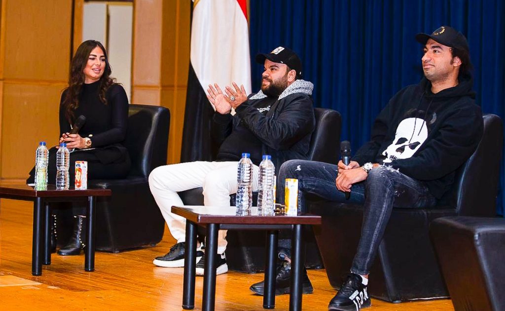 بالصور  .. جامعة النيل تكرم صناع فيلم "الخطة العايمة"