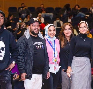 بالصور  .. جامعة النيل تكرم صناع فيلم "الخطة العايمة"