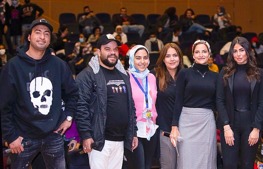 بالصور  .. جامعة النيل تكرم صناع فيلم "الخطة العايمة"