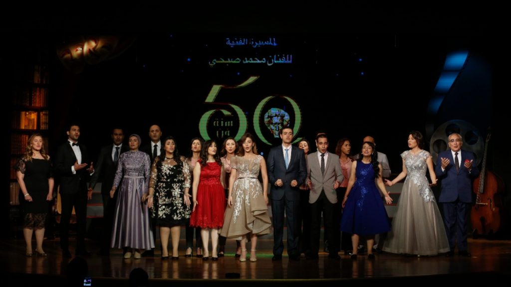 بالصور .. محمد صبحي يكرم ١٢٠ مبدعا من صناع مسيرته الفنية في احتفالية " 50 سنة فن " .. وزوجته في مقدمتهم