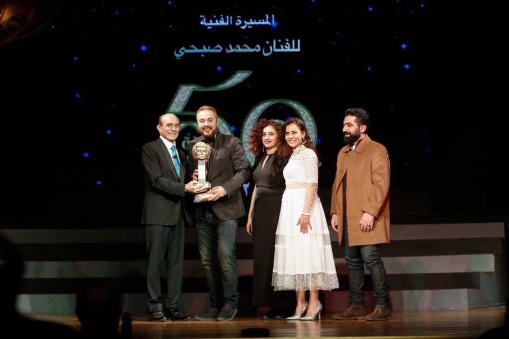 بالصور .. محمد صبحي يكرم ١٢٠ مبدعا من صناع مسيرته الفنية في احتفالية " 50 سنة فن " .. وزوجته في مقدمتهم