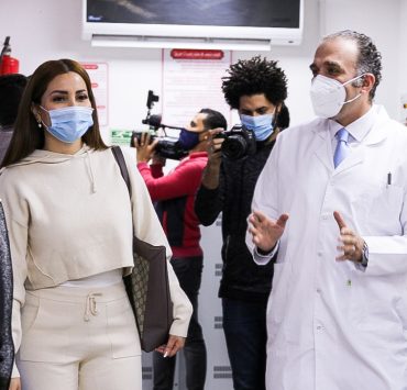 بالصور ..  نسرين طافش تدعم العلاج المجاني لمريضات سرطان الثدي بزيارة لمعهد الأورام