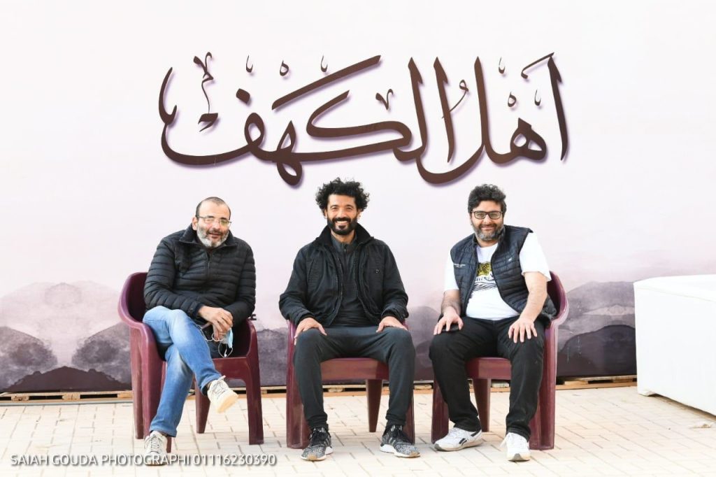 بالصور .. صناع "أهل الكهف" يحتفلون بانتهاء تصوير مشاهد الديكور الرئيسي للعمل في مدينة الإنتاج الإعلامي