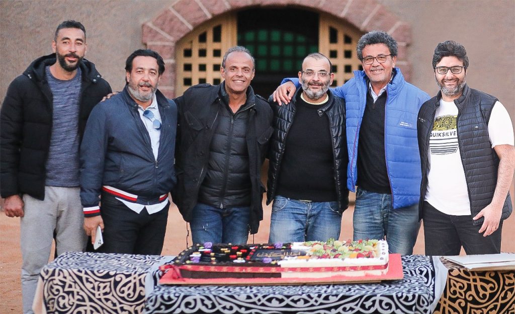 بالصور .. صناع "أهل الكهف" يحتفلون بانتهاء تصوير مشاهد الديكور الرئيسي للعمل في مدينة الإنتاج الإعلامي
