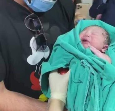 يزن السيد يستقبل ابنه بالبكاء