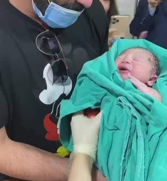 يزن السيد يستقبل ابنه بالبكاء