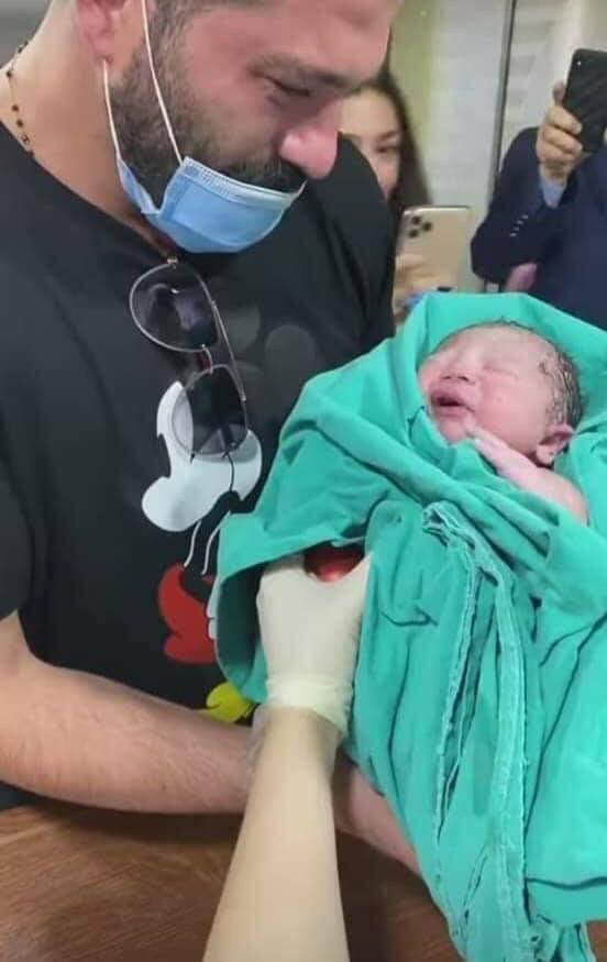 يزن السيد يستقبل ابنه بالبكاء