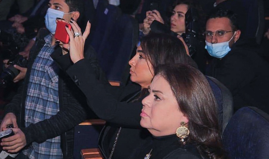 بالصور .. اشرف زكي يسجد علي خشبة المسرح عقب تكريمه وسط بكاء روجينا وماجدة زكي وتلاميذه ﻿
