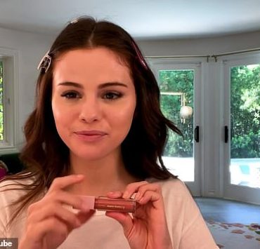 سيلينا جوميز تروج لـمنتجاتها التجميلية الخاصة Rare Beauty