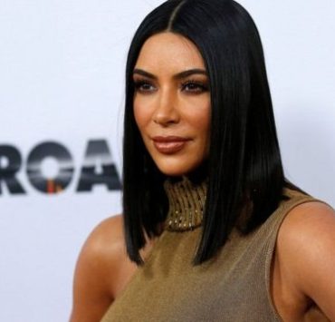كيم كاردشيان تستعيد ذكريات المراهقة بصورة مر عليها ربع قرن
