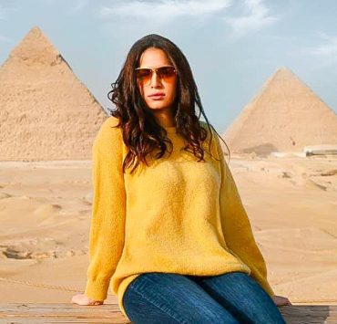 آمال ماهر تروج لمعالم مصر الفرعونية بإطلالة شبابية أمام الأهرامات ﻿