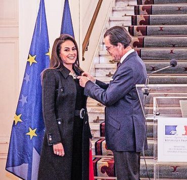 بالصور  .. السفير الفرنسي بالقاهرة يهدي هند صبري وسام الفنون والآداب بدرجة ضابط