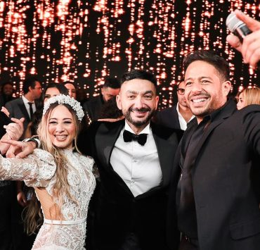 بالصور .. حماقي يحي زفاف نادر حمدي بحضور نجوم الأغنية