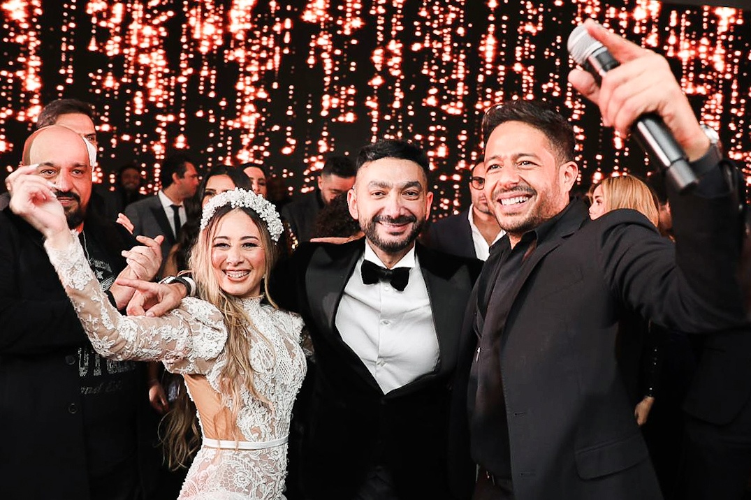 بالصور .. حماقي يحي زفاف نادر حمدي بحضور نجوم الأغنية