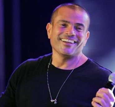 بالفيديو _ قبلة تجمع عمرو دياب بسيدةأعمال تشعل مواقع التواصل الإجتماعي