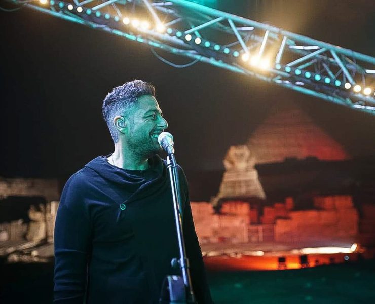 بالصور  .. على "تيك توك" .. حماقي يخطف أنظار العالم من قلب الأهرامات في رأس السنة ب ٤٥ دقيقة غناء لايف بلا توقف