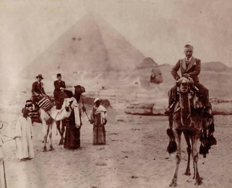 شاهد صورة نادرة لشارلى شابلن على ظهر جمل فى أهرامات مصر