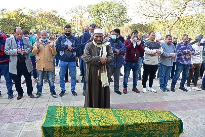 بالصور  .. أول ظهور لوفاء مكي في عزاء الفنان عزت العلايلي بحضور نجوم الفن