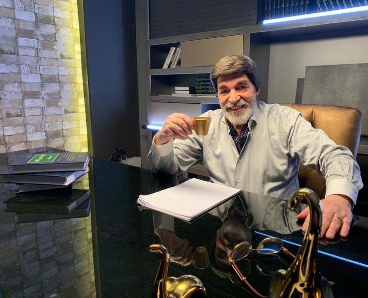 ياسر العظمة يعرف عن نفسه في البرومو الأول لـ "السنونو"
