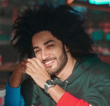 بالصور.. مطرب تتر مسلسل "موسى" إسلام أفرو يطلق أغنية "كشة" من دبي