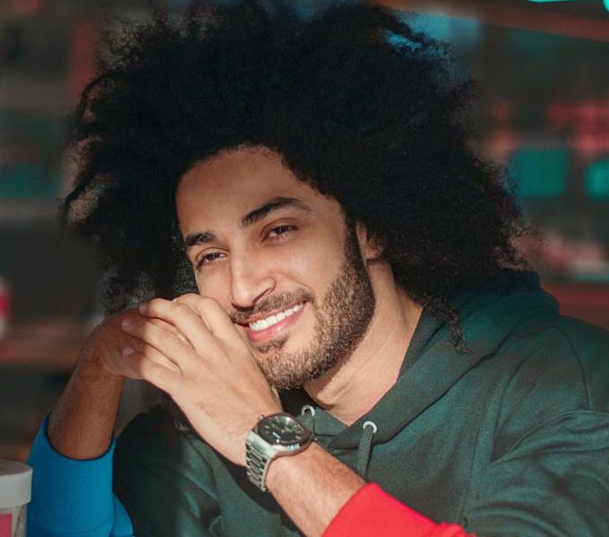 بالصور.. مطرب تتر مسلسل "موسى" إسلام أفرو يطلق أغنية "كشة" من دبي