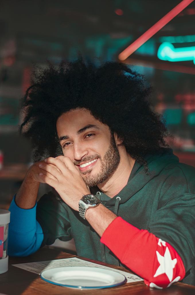 بالصور.. مطرب تتر مسلسل "موسى" إسلام أفرو يطلق أغنية "كشة" من دبي