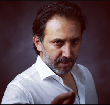 أحمد الأحمد عاتب على الصحافة