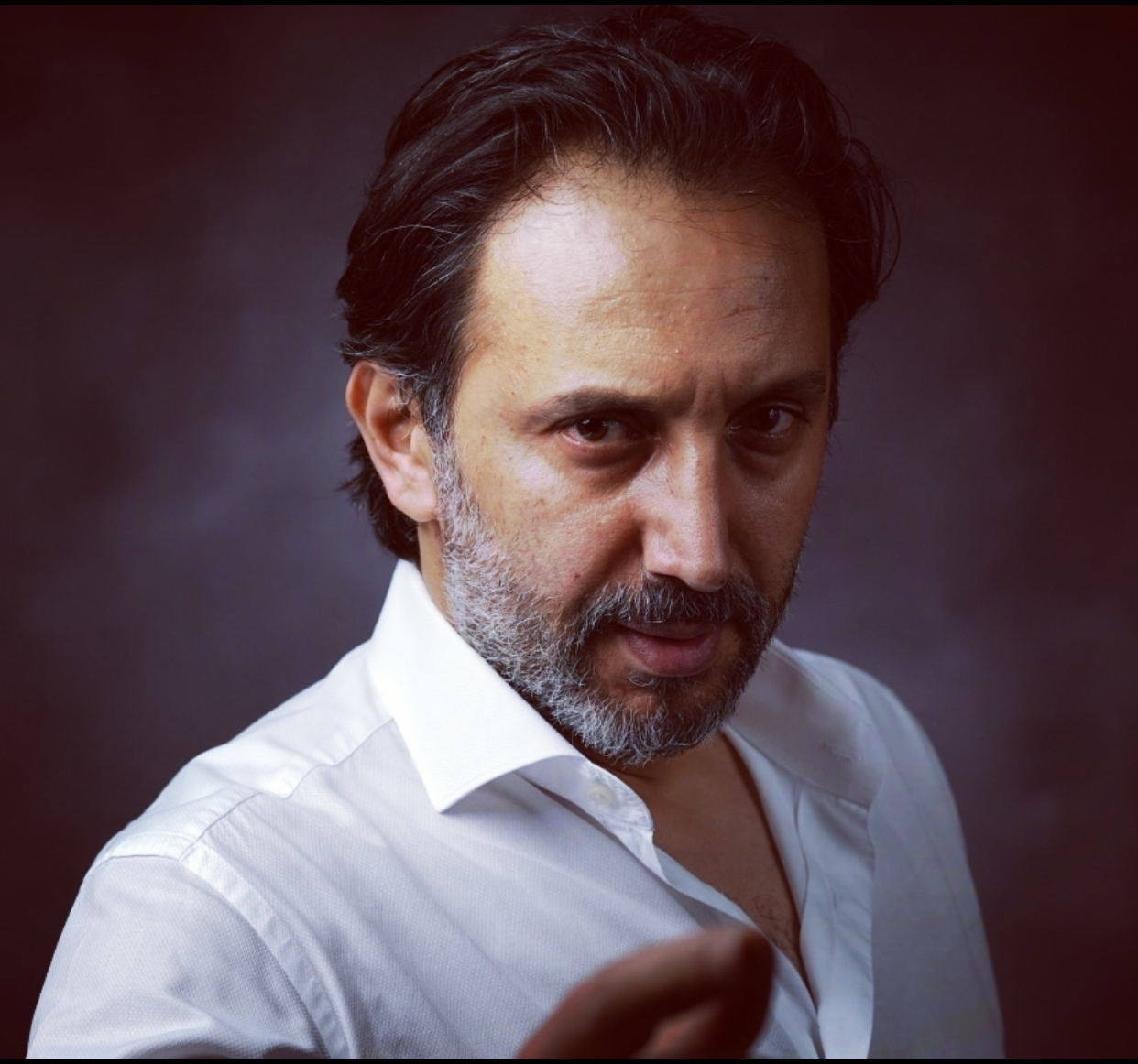 أحمد الأحمد عاتب على الصحافة