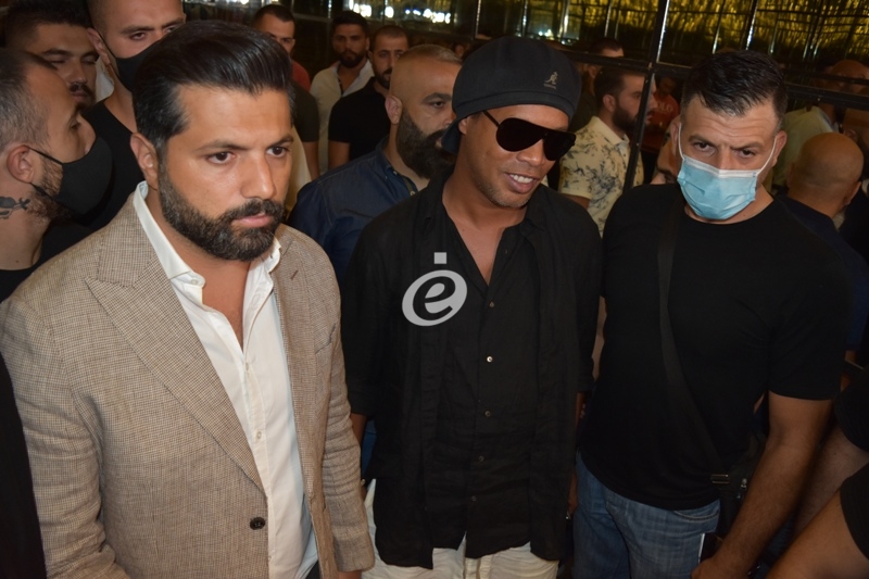 بينهم إلهام شاهين.. هؤلاء النجوم اجتمعوا مع نجم كرة القدم رونالدينو في لبنان