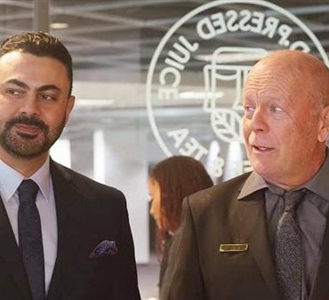 محمد كريم ينشر صورة جديدة مع بروس ويلز من فيلم A Day To Die