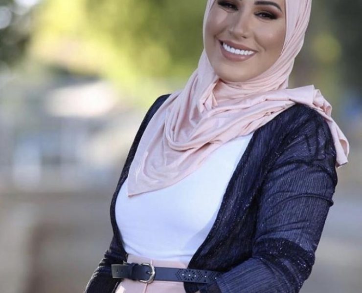نداء شرارة توبخ متابع وصفها ب " العانس" ماذا ردت عليه؟