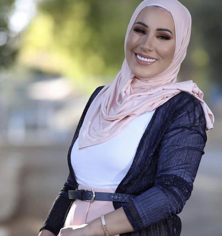 نداء شرارة توبخ متابع وصفها ب " العانس" ماذا ردت عليه؟