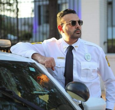 المصري محمد كريم يرتدي ملابس الشرطة الأمريكية في "A Day To Die"