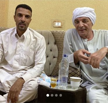 محمود حميدة يقضي إجازته في سيوة بالجلباب والشال