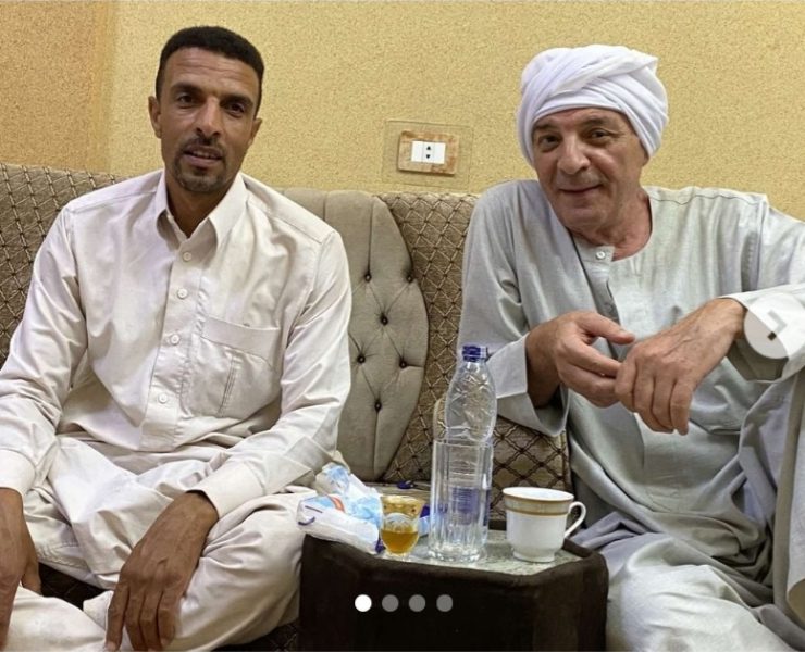 محمود حميدة يقضي إجازته في سيوة بالجلباب والشال