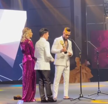 تكريم محمد رمضان حافي القدمين في EMI GALA