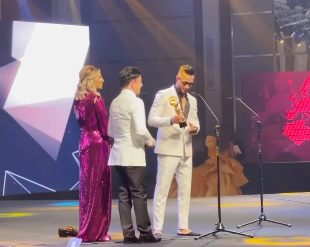 تكريم محمد رمضان حافي القدمين في EMI GALA