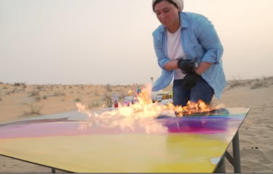 فنانة "الريزن" المصرية تشعل النار في أعمالها بصحراء دبي