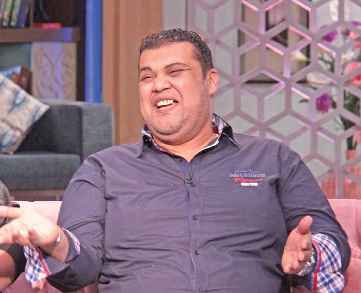 فنان مصري يترك التمثيل ليعمل بائع تلفونات من أجل زوجته.. فما القصة