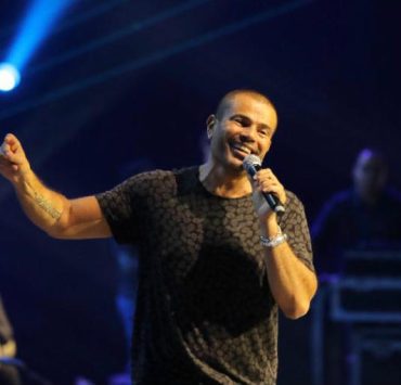 بالفيديو: عمرو دياب يلهب مشاعر جمهوره بموقف إنساني على خشبة المسرح